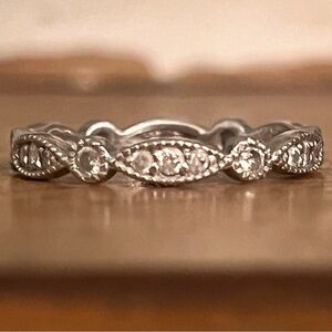 Elegant 14kt white diamond gold woman’s ring